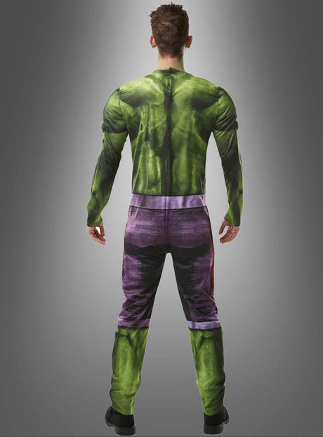 Eine Person steht mit dem Rücken zur Kamera und trägt ein grün-lila Hulk-Kostüm für Herren von Marvel vor einem grauen Hintergrund mit Farbverlauf.