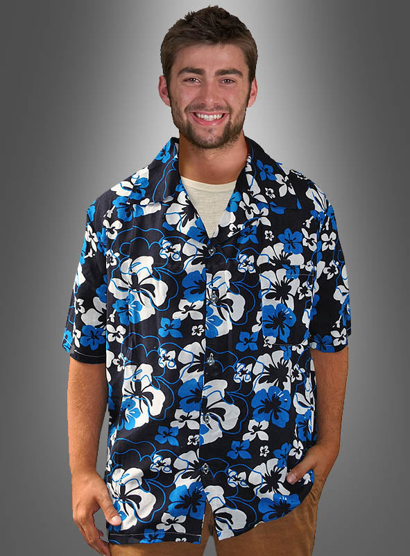 Ein Mann steht lächelnd vor einem grauen Hintergrund mit Farbverlauf und trägt das Hawaii-Hemd „Blütenmeer blau“ mit blauen, weißen und schwarzen Blumenmustern sowie eine hellbraune Hose – die perfekte Kleidung für jede Strandparty.