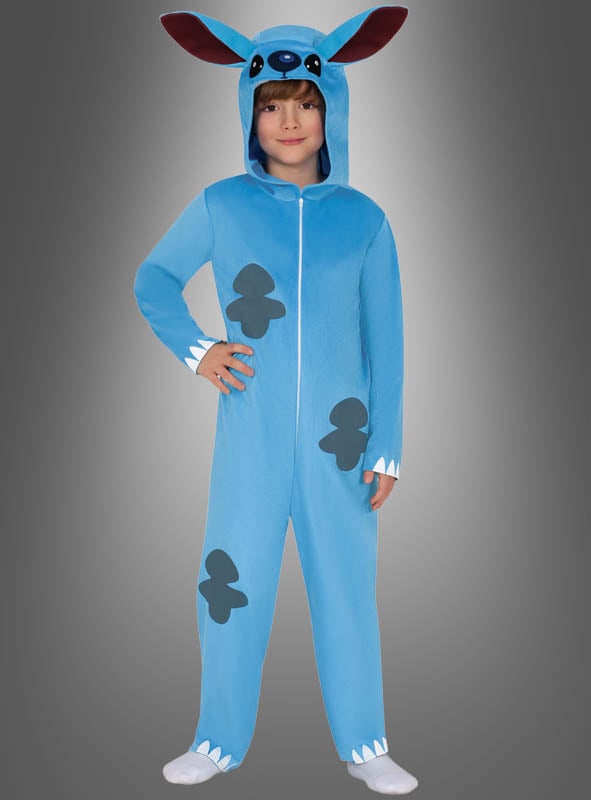 Ein Kind, das einen blauen Alien-Overall mit großen Ohren, schwarzen Pfotenabdrücken und weißen Krallendetails trägt und vor einem grauen Hintergrund mit Farbverlauf posiert.