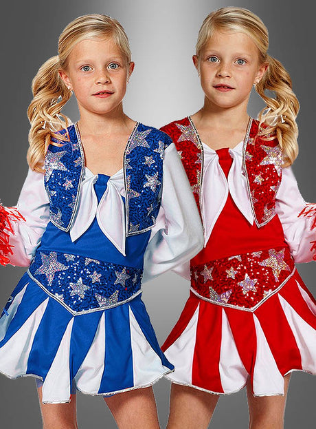 Zwei junge Mädchen mit blonden Zöpfen tragen passende Cheerleader-Outfits für Mädchen – das eine in Blau und Weiß, das andere in Rot und Weiß – und stehen nebeneinander vor einem grauen Hintergrund.