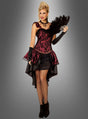 Eine Frau in einem verführerischen roten Burlesque-Kleid, kombiniert mit Netzstrümpfen, schwarzen Handschuhen und einem Federfächer, vor einem grauen Hintergrund mit Farbverlauf – ein glamouröser Karnevalslook für Damen mit einem eleganten Korsagenkleid.
