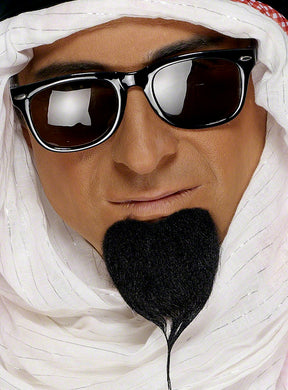 Eine Person mit Sonnenbrille, dem „Araber-Ölscheich“-Kinnbart (künstlicher schwarzer Ziegenbart) und einem weißen Kopftuch, mit neutralem Gesichtsausdruck – ideal, um Ihr Kostümzubehör-Ensemble abzurunden.