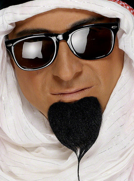 Eine Person mit Sonnenbrille, dem „Araber-Ölscheich“-Kinnbart (künstlicher schwarzer Ziegenbart) und einem weißen Kopftuch, mit neutralem Gesichtsausdruck – ideal, um Ihr Kostümzubehör-Ensemble abzurunden.