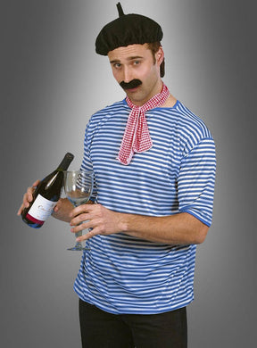 Ein Mann in einem gestreiften Hemd, einer Baskenmütze und einem falschen Schnurrbart hält vor einem grauen Hintergrund eine Weinflasche und ein Weinglas in der Hand – perfekt für jede Mottoparty als kultiger Look mit dem „Franzosen“-Kostüm-Set.