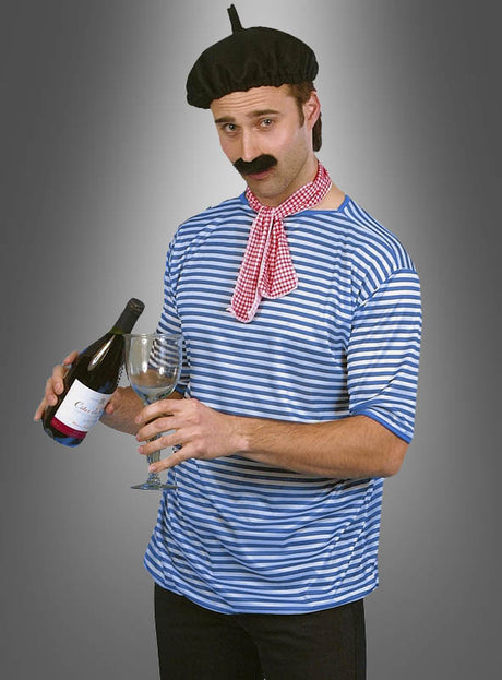 Ein Mann in einem gestreiften Hemd, einer Baskenmütze und einem falschen Schnurrbart hält vor einem grauen Hintergrund eine Weinflasche und ein Weinglas in der Hand – perfekt für jede Mottoparty als kultiger Look mit dem „Franzosen“-Kostüm-Set.