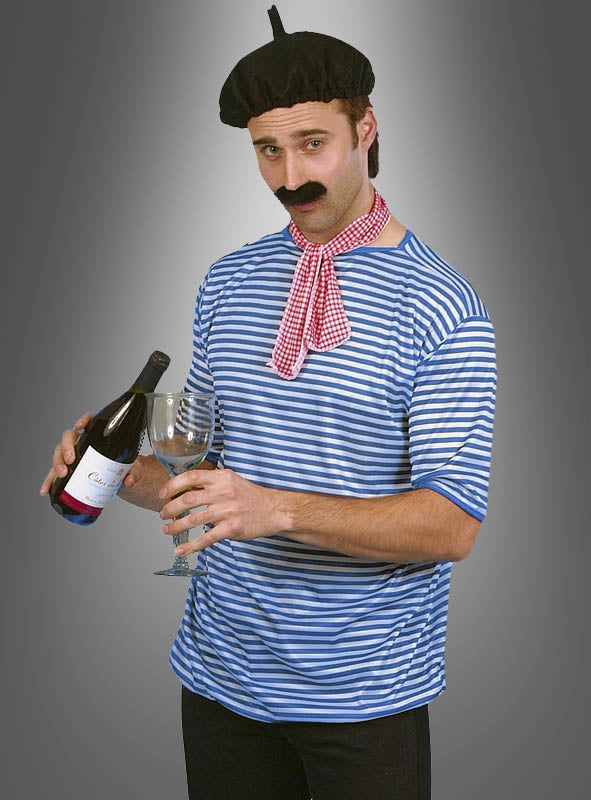 Ein Mann in einem gestreiften Hemd, einer Baskenmütze und einem falschen Schnurrbart hält vor einem grauen Hintergrund eine Weinflasche und ein Weinglas in der Hand – perfekt für jede Mottoparty als kultiger Look mit dem „Franzosen“-Kostüm-Set.