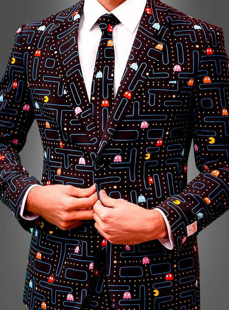 Ein Mann in einem „Deluxe Pac-Man Anzug“ von Opposuits – ein Anzug mit Krawatte, verziert mit einem farbenfrohen Pac-Man-Muster, das Figuren, Punkte und Labyrinthwege aus dem klassischen Arcade-Spiel vor einem dunklen Hintergrund zeigt. Ideal für jeden Arcade-Zocker, der ein gewagtes modisches Statement setzen möchte.