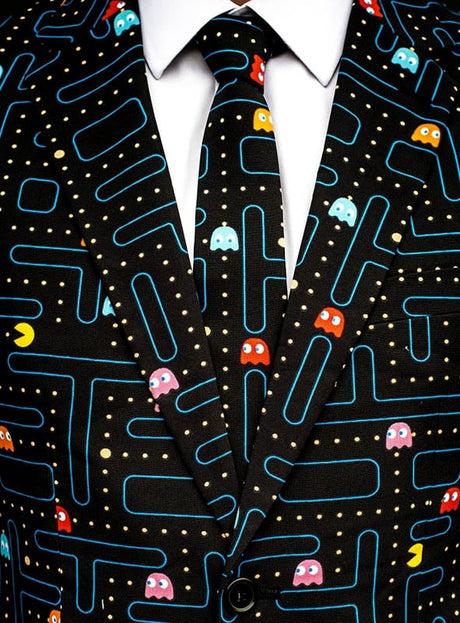 Nahaufnahme des „Deluxe Pac-Man Anzug Opposuits“ – ein Herrenanzug mit Krawatte, verziert mit einem farbenfrohen Pac-Man-Muster aus blauen Pfaden, gelben Punkten, Pac-Man und Geistern auf schwarzem Hintergrund – ein ideales Statement-Stück für jeden Arcade-Zocker.