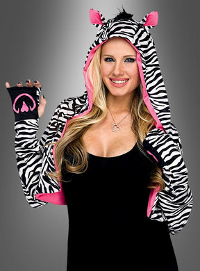 Eine Frau präsentiert den „Zebra Bolero für Damen“ – einen stilvollen Hoodie mit Zebrastreifen und rosa Akzenten sowie passenden fingerlosen Handschuhen – und lächelt vor einem grauen Hintergrund in die Kamera. So entsteht eine verspielte und moderne Interpretation des klassischen Faschingskostüms „Zebra“.