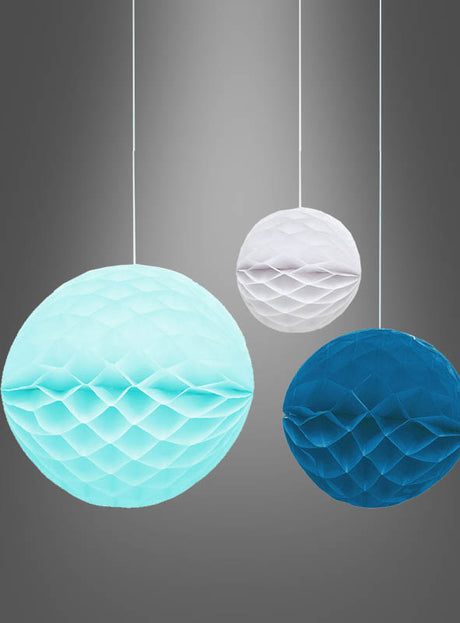 Drei Wabenbälle als Partydekoration in Blau, Hellblau und Weiß (3 Stück, 10–20 cm) hängen vor einem grauen Hintergrund, wobei die Schnüre sichtbar sind, und bilden so eine bezaubernde Dekoration, die an klassische Partydekorationen erinnert.