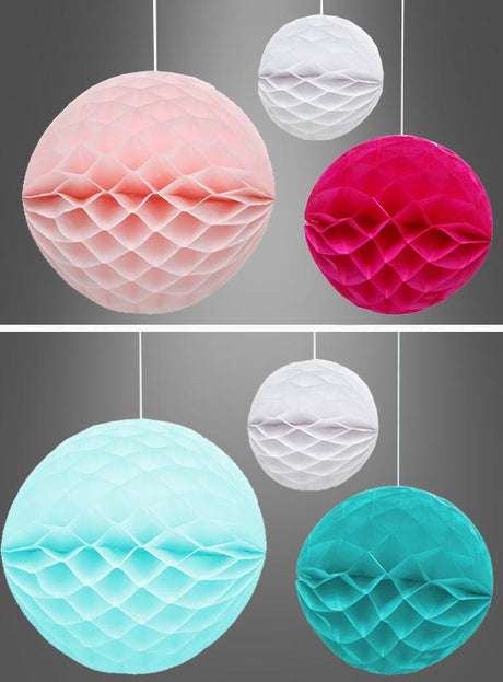 Drei kugelförmige Wabenbälle in den Farben Pastellrosa, Weiß, Magenta, Hellblau und Blaugrün werden vor einem grauen Hintergrund präsentiert – ideal als „3 Stück Wabenbälle Partydeko 10–20 cm“ für Ihre nächste Feier oder um jeder Wabenbälle-Partydekoration einen charmanten Touch zu verleihen.