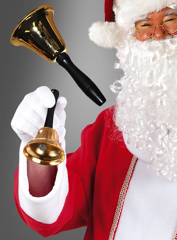 Eine Person in einem Nikolauskostüm mit Zubehör hält vor einem grauen Hintergrund eine Glocke für den Weihnachtsmann in der Hand und läutet sie.