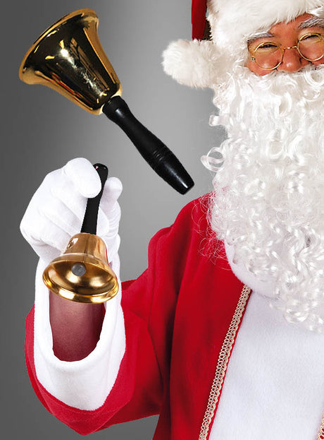 Eine Person in einem Nikolauskostüm mit Zubehör hält vor einem grauen Hintergrund eine Glocke für den Weihnachtsmann in der Hand und läutet sie.