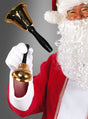 Eine Person in einem Nikolauskostüm mit Zubehör hält vor einem grauen Hintergrund eine Glocke für den Weihnachtsmann in der Hand und läutet sie.
