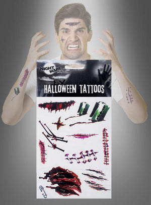 Ein Mann mit künstlichen Wunden und Narben posiert hinter einer Packung „Blutige Narben Tattoo Wunden“, die verschiedene blutige Wundmotive zeigt, die mit Tattoo- und Kunstblut-Effekten gestaltet wurden.