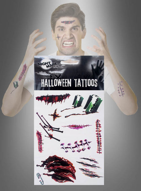 Ein Mann mit künstlichen Wunden und Narben posiert hinter einer Packung „Blutige Narben Tattoo Wunden“, die verschiedene blutige Wundmotive zeigt, die mit Tattoo- und Kunstblut-Effekten gestaltet wurden.