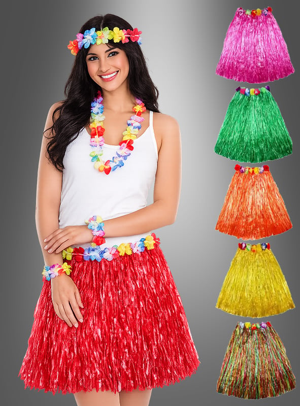 Eine Frau, die einen roten Rock aus dem 5-teiligen Hawaii-Set mit Rock und Accessoires trägt, kombiniert mit einem weißen Trägertop und Blumenschmuck, steht neben fünf Hula-Röcken in Rosa, Grün, Orange, Gelb und Gold vor einem grauen Hintergrund mit Farbverlauf.