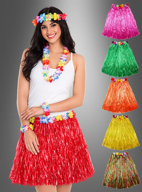 Eine Frau, die einen roten Rock aus dem 5-teiligen Hawaii-Set mit Rock und Accessoires trägt, kombiniert mit einem weißen Trägertop und Blumenschmuck, steht neben fünf Hula-Röcken in Rosa, Grün, Orange, Gelb und Gold vor einem grauen Hintergrund mit Farbverlauf.