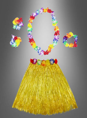 Ein farbenfrohes 5-teiliges Hawaii-Set mit Rock und Accessoires, bestehend aus einem gelben Grasrock, kombiniert mit einem bunten Blumen-Lei, einem Armband und einem Stirnband, ist kunstvoll vor einem grauen Hintergrund mit Farbverlauf arrangiert und verleiht dem Ganzen mit einem Hauch von Blumenschmuck eine authentische Inselatmosphäre.