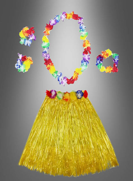 Ein farbenfrohes 5-teiliges Hawaii-Set mit Rock und Accessoires, bestehend aus einem gelben Grasrock, kombiniert mit einem bunten Blumen-Lei, einem Armband und einem Stirnband, ist kunstvoll vor einem grauen Hintergrund mit Farbverlauf arrangiert und verleiht dem Ganzen mit einem Hauch von Blumenschmuck eine authentische Inselatmosphäre.