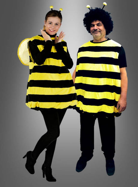 Zwei Erwachsene, die ein schwarzes und gelbes Plüsch-Bienenkostüm für Erwachsene tragen, posieren vor einem einfarbigen Hintergrund mit Farbverlauf.