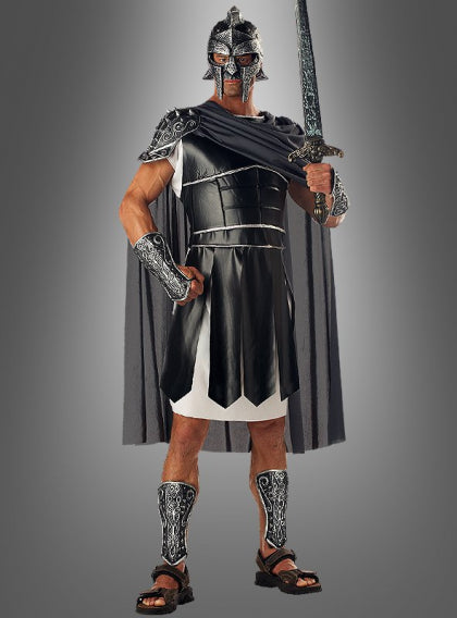 Eine Person in einem schwarz-silbernen römischen Gladiatoren-Kostüm mit Helm, Umhang, Rüstung und Sandalen, die ein Schwert in der Hand hält und vor einem grauen Hintergrund steht.