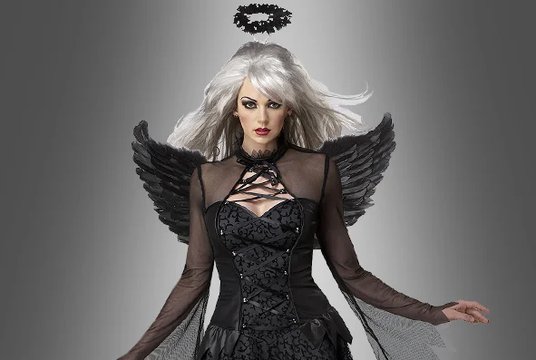 Eine Person, gekleidet wie ein dunkler Engel mit schwarzen Flügeln, einem schwarzen Heiligenschein, silbernem Haar und einem schwarzen Kleid im Gothic-Stil, steht vor einem grauen Hintergrund.
