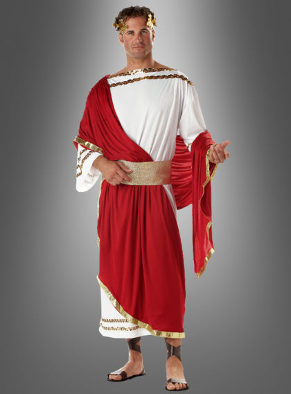 Eine Person, gekleidet in eine Toga im römischen Stil mit einer roten Schärpe, Goldbesatz und einem Lorbeerkranz, steht vor einem schlichten grauen Hintergrund.