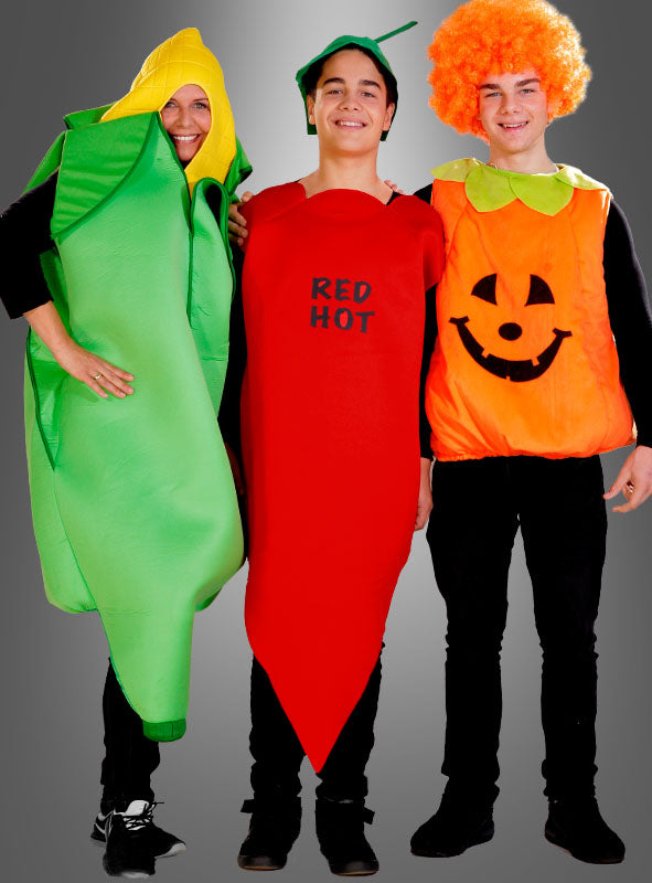 Drei Personen in einem lustigen Gruppenkostüm: eine grüne Erbsenschote, ein rotes Unisex-Kostüm mit der Aufschrift „Red Hot“ in Form einer roten Chilischote und ein orangefarbenes Unisex-Kürbiskostüm mit einem Jack-o-Lantern-Gesicht.