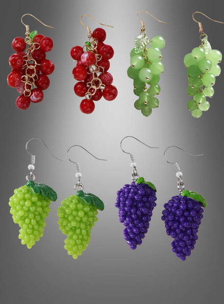 Acht Paare „Trauben“-Ohrringe als Modeschmuck in Rot, Grün und Lila werden vor einem grauen Hintergrund mit Farbverlauf präsentiert. Diese Ohrringe mit Traubenmotiv zeichnen sich durch eine Vielzahl von Designs und Perlenoberflächen aus und sind somit eine ideale, verspielte Ergänzung für Ihre Modeschmuckkollektion.