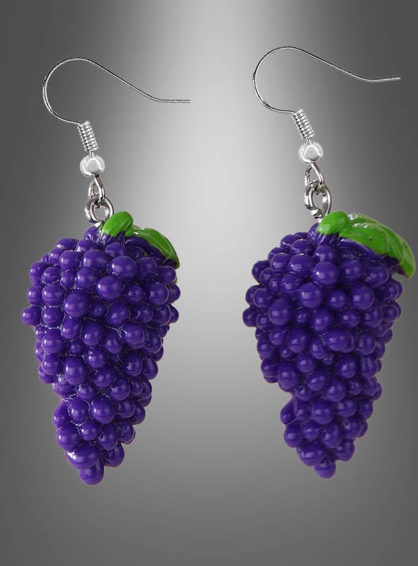 Ein Paar Ohrringe in Form von violetten Weintrauben mit grünen Blättern, präsentiert vor einem grauen Hintergrund mit Farbverlauf – diese bezaubernden Trauben-Ohrringe als Modeschmuck sind ein entzückendes Accessoire, das jedem Outfit eine verspielte Note mit Weintrauben-Motiv verleiht.