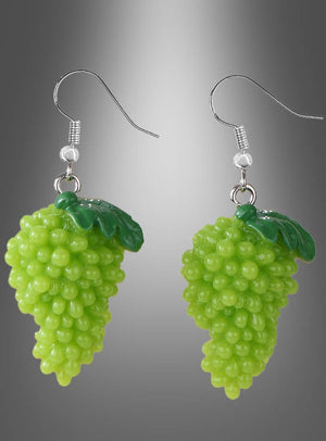 Ein Paar „Trauben“-Ohrringe – Modeschmuck in Form von grünen Weintrauben mit zarten Blättern, präsentiert vor einem grau verlaufenden Hintergrund. Dieses entzückende Accessoire verleiht Ihrer Schmuckkollektion eine verspielte Note.