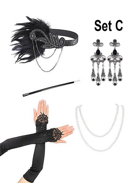 Ein Arrangement mit dem „1920er Accessoire-Set mit Schmuck silber“ – bestehend aus einem schwarzen Haarreif mit Federn im klassischen Kopfschmuck-Stil der 20er Jahre, schwarzen und silbernen Ohrringen, einem Zauberstab mit weißer Spitze, schwarze Spitzenhandschuhe sowie zwei Perlenketten – vor weißem Hintergrund präsentiert, ergibt ein elegantes Accessoire-Set, das sich perfekt für jeden Vintage-inspirierten Look eignet.