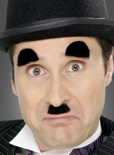 Ein Mann mit Melone, übertriebenem künstlichen Augenbrauen und dem „Stummfilmstar Bart- und Augenbrauen-Set“, gekleidet in einen gestreiften Anzug und mit verwirrtem Gesichtsausdruck – ein klassischer Charlie-Chaplin-Look, der perfekt in Ihre Sammlung passt.