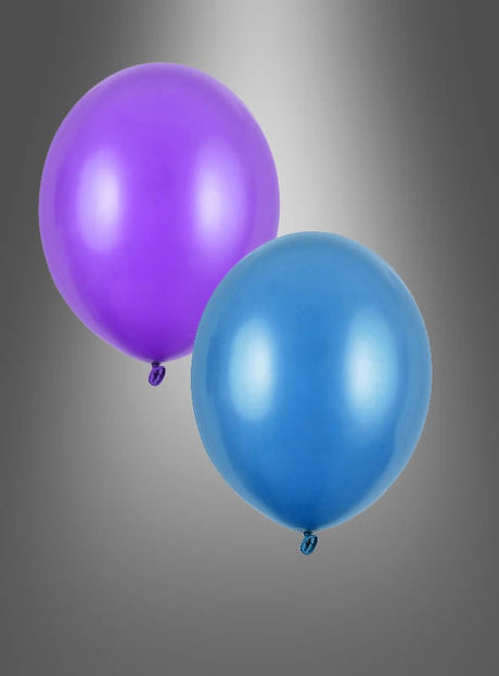 Ein lilafarbener Metallic-Ballon aus der Kollektion „100 Strong Luftballons Partydeko Metallic“ und ein blauer Naturlatex-Ballon schweben nebeneinander vor einem grauen Hintergrund mit Farbverlauf.