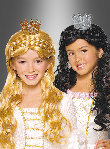 Zwei als Prinzessinnen verkleidete Kinder, beide in eleganten weißen Kleidern: Das eine mit langen blonden Haaren, geschmückt mit einer goldenen Königin-Krone mit Perlen, das andere mit langen schwarzen Haaren, gekrönt von einer glänzenden silbernen Krone – beide verkörpern die zauberhafte Welt von Kronen Kinder.