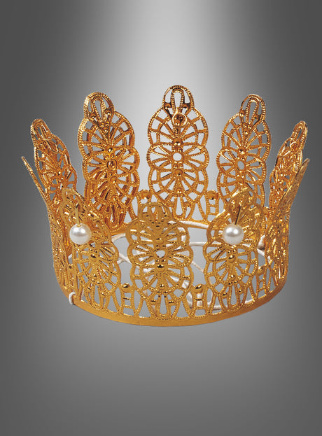 Königinnenkrone mit Perlen, verziert mit goldenem Filigran, dekorativen Bögen und eleganten Perlenakzenten, dargestellt vor einem grauen Hintergrund mit Farbverlauf.