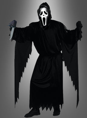 Eine Person, gekleidet im Original-Ghost-Face-Kostüm aus „Scream 4“, komplett mit schwarzem Kapuzenmantel und weißer Ghost-Face-Maske, hält ein Messer in der Hand, während sie vor einem grauen Hintergrund mit Farbverlauf steht – ein gruseliges Halloween-Kostüm, perfekt für jede Kostümparty.
