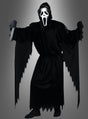 Eine Person, gekleidet im Original-Ghost-Face-Kostüm aus „Scream 4“, komplett mit schwarzem Kapuzenmantel und weißer Ghost-Face-Maske, hält ein Messer in der Hand, während sie vor einem grauen Hintergrund mit Farbverlauf steht – ein gruseliges Halloween-Kostüm, perfekt für jede Kostümparty.