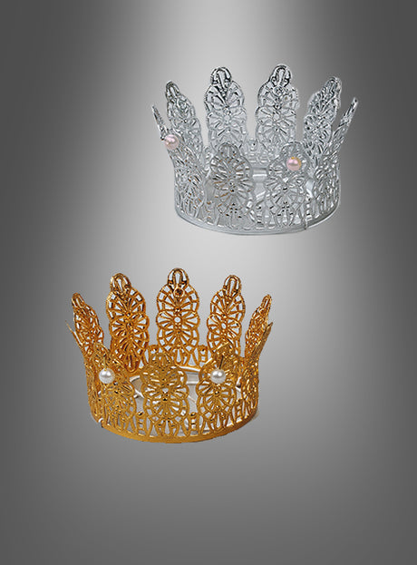 Zwei kunstvoll gearbeitete Metallkronen – eine aus Silber, eine aus Gold –, die jeweils mit einer einzigen zarten Perle verziert sind, ruhen auf einem grauen Hintergrund mit Farbverlauf. Diese exquisiten „Königin-Kronen mit Perlen“ versetzen in den Zauber der Märchenwelt und eignen sich perfekt für alle „Kronen-Kinder“ oder angehende „Prinzessinnen“.