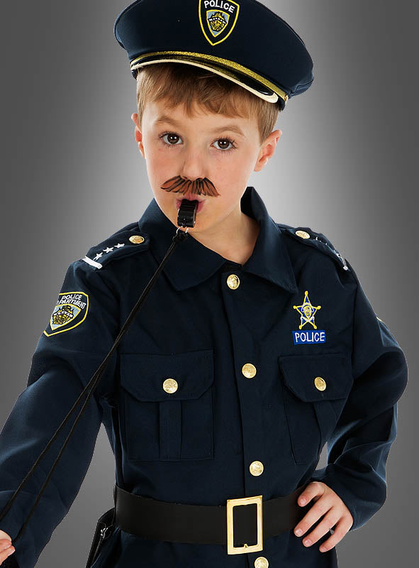 Ein kleines Kind, das das „Polizei-Kostüm für kleine Gesetzeshüter“ trägt, einen falschen Schnurrbart im Gesicht hat und auf eine Trillerpfeife bläst, posiert vor einem schlichten Hintergrund mit Farbverlauf.