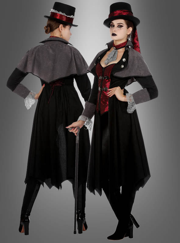 Zwei Frauen tragen identische „Vampir Gothic Mantel Lady Demona“-Kostüme, bestehend aus viktorianisch inspirierten Umhängen, roten Westen, Zylinderhüten und Spitzenmanschetten. Die eine blickt mit einem Spazierstock in der Hand nach vorne, während die andere von hinten zu sehen ist – beide präsentieren auf elegante Weise den unverwechselbaren Lady-Demona-Stil.