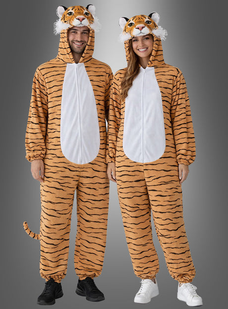 Ein Mann und eine Frau stehen nebeneinander und tragen passende „Deluxe Tiger-Kostüme aus Plüsch“ – Einteiler mit Kapuzen, die mit verspielten Tigergesichtern und -ohren verziert sind. So entsteht ein lustiger Tiger-Overall-Look, der sich perfekt als „Tiger-Kostüm für Erwachsene“ für jeden Anlass eignet.