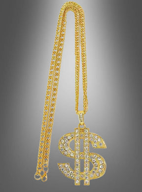 Pimp Dollar Kette mit Strasssteinen aus Metall – diese auffällige goldene Kette besticht durch einen großen, mit Strasssteinen besetzten Anhänger in Form eines Dollarzeichens und wird vor einem grauen Hintergrund mit Farbverlauf präsentiert. Ein markantes Stück Modeschmuck und das perfekte goldene Statement-Accessoire für jeden gewagten Stil.