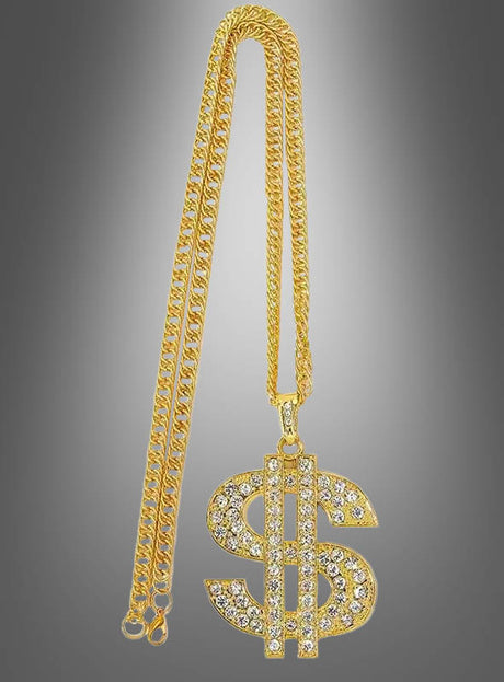 Pimp Dollar Kette mit Strasssteinen aus Metall – diese auffällige goldene Kette besticht durch einen großen, mit Strasssteinen besetzten Anhänger in Form eines Dollarzeichens und wird vor einem grauen Hintergrund mit Farbverlauf präsentiert. Ein markantes Stück Modeschmuck und das perfekte goldene Statement-Accessoire für jeden gewagten Stil.
