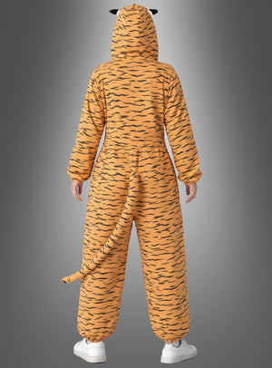 Eine Person, die ein Deluxe-Tigerkostüm aus Plüsch trägt – mit orange-schwarzen Streifen, Kapuze, Schwanz und Ohren –, steht mit dem Rücken zur Kamera vor einem grauen Hintergrund mit Farbverlauf.