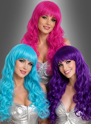 Drei Frauen präsentieren die Lange Lockenperücke „Melli mit Pony“ in Metallic-Silber und tragen jeweils leuchtende, lange Lockenperücken in kräftigen Rosa-, Blau- und Violetttönen vor einem grauen Hintergrund mit Farbverlauf. Diese farbenfrohen Perückenmodelle eignen sich perfekt für ein auffälliges Fasching-Outfit.
