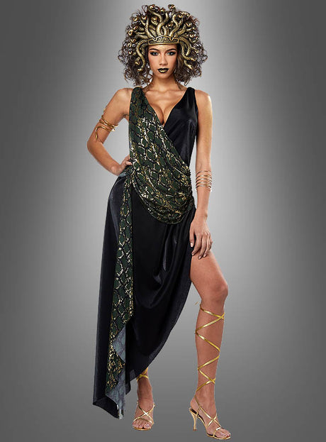 Eine Frau posiert im „Medusa“-Schlangenkostüm für Damen, das sich durch einen Drapierung mit Schlangenmuster, goldene Accessoires und einen Kopfschmuck auszeichnet, der Schlangen nachempfunden ist – eine auffällige Wahl für jeden Karnevalsanlass.