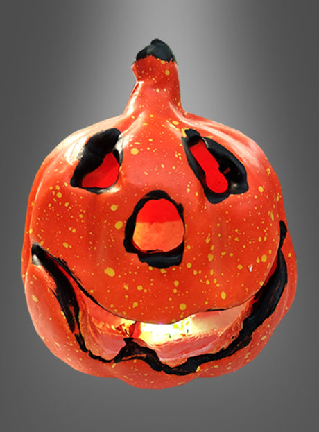 Klar! Hier ist eine überarbeitete Version mit Ihren Produktdaten: Die Halloween-Dekoration „Kürbis mit Licht“ besteht aus einem geschnitzten orangefarbenen Kürbis mit überraschtem Gesichtsausdruck, schwarz gemalten Augen und Mund sowie einem innen leuchtenden Licht, das vor einem grauen Hintergrund mit Farbverlauf präsentiert wird – ein ideales Highlight für Ihre Herbstfeierlichkeiten.