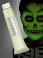Eine Person mit leuchtend grüner Skelett-Gesichtsbemalung, die mit der „FX Leuchtschminke Makeup Creme“ aufgetragen wurde, steht vor einem grauen Hintergrund neben einer Tube mit der Aufschrift „Make-Up FX“ – ideal für beeindruckende Effekte unter Schwarzlicht.